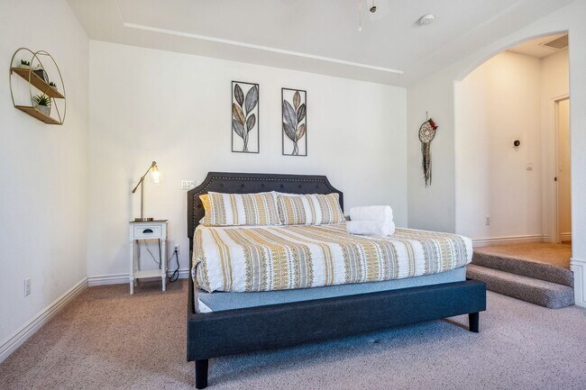 Building Photo - 3 BR + Bonus, Fully furnished, Includes Ut...