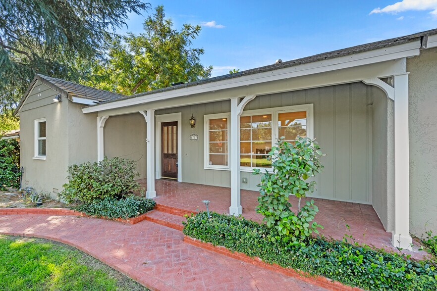 Building Photo - 8757 Encino Ave