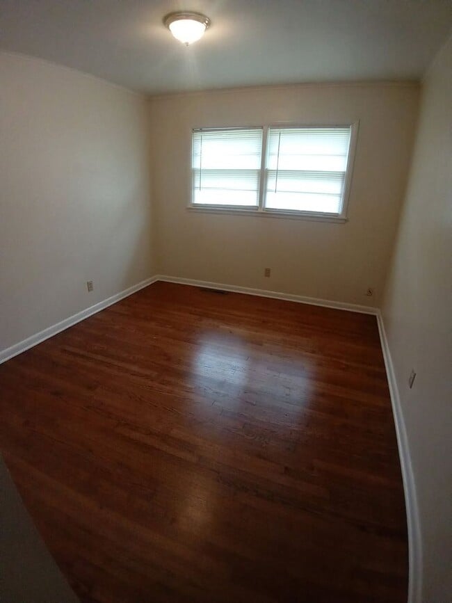 Building Photo - Charming 3 bed, 2 bath, 2 car garage in we...