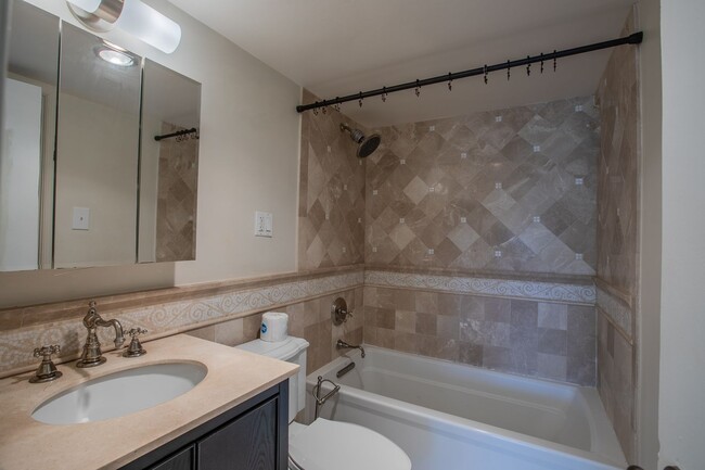 Building Photo - Lovely Studio Condo Unit in Dupont Circle!