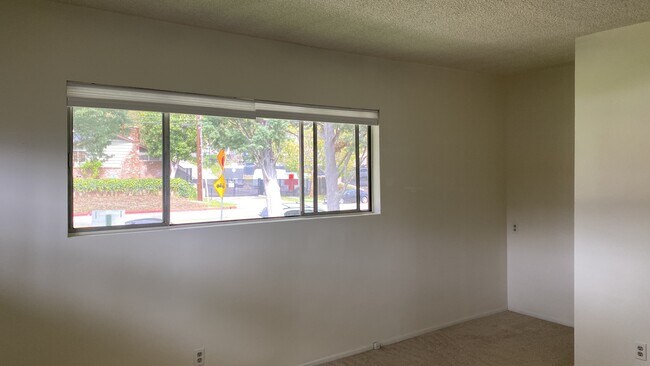 Building Photo - 770 E Mariposa St