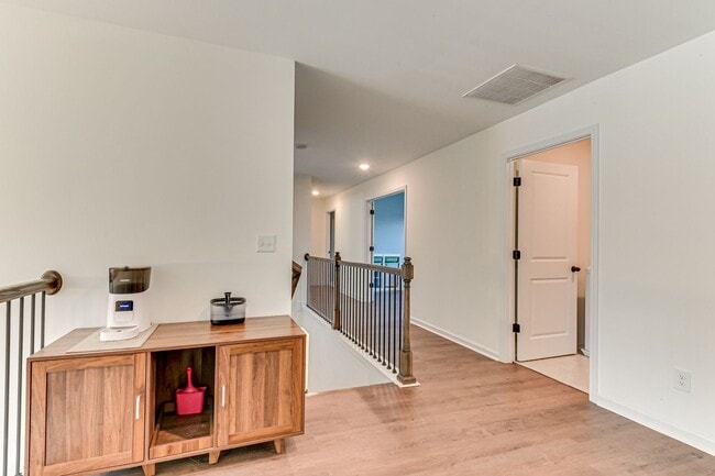 Building Photo - Two Story home in Quaker Knoll! Ready now !