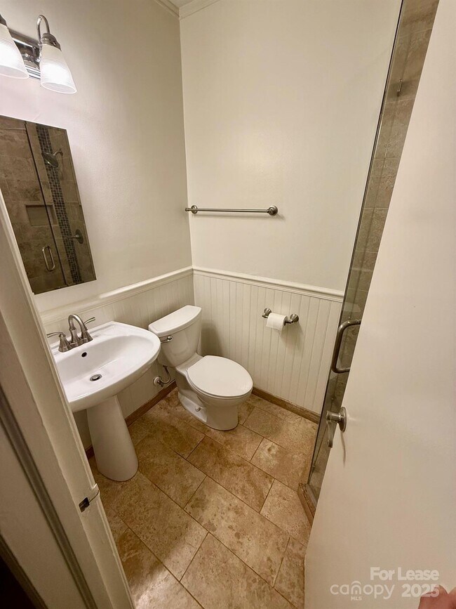 Building Photo - 1425 Montford Dr