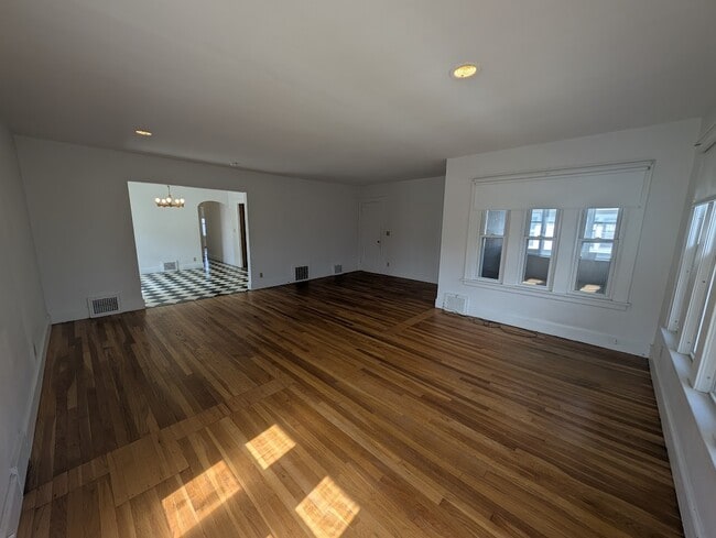 Building Photo - 105 Helen St