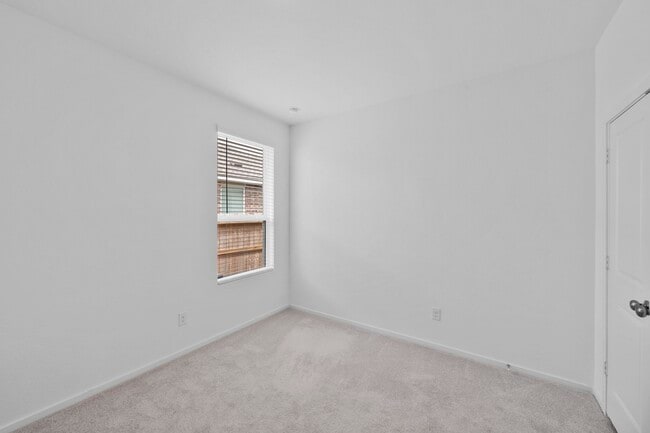 Building Photo - 807 Heaven Dr