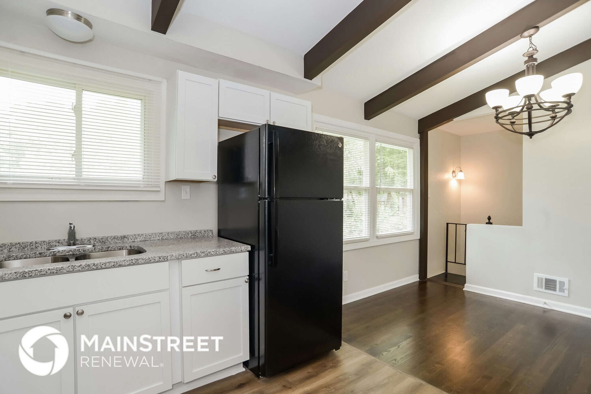 Building Photo - 6852 N Montrose Ave