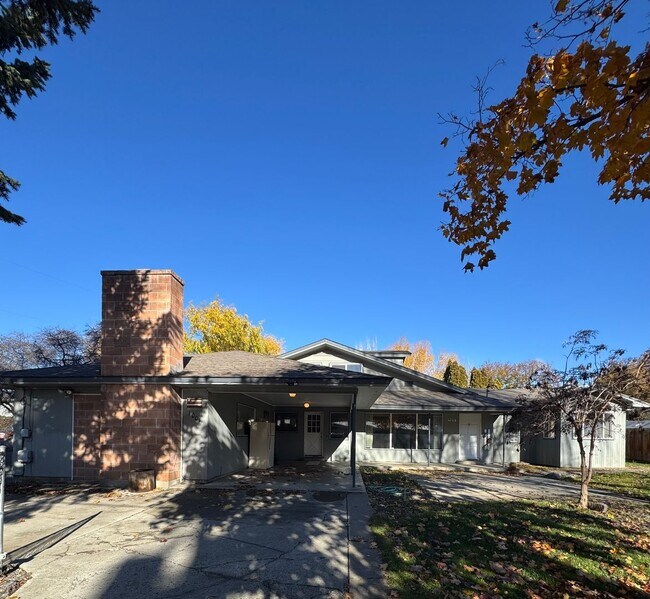 Building Photo - Expansive Updated Home with Creek Views & Prime Location