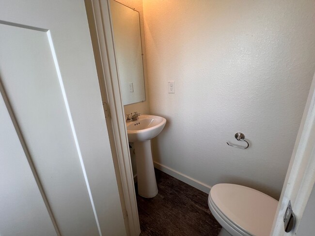 Building Photo - 3 Bedroom 2.5 Bathroom now available in Sp...