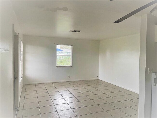 Building Photo - Cute 3 Bedroom House with Carport
