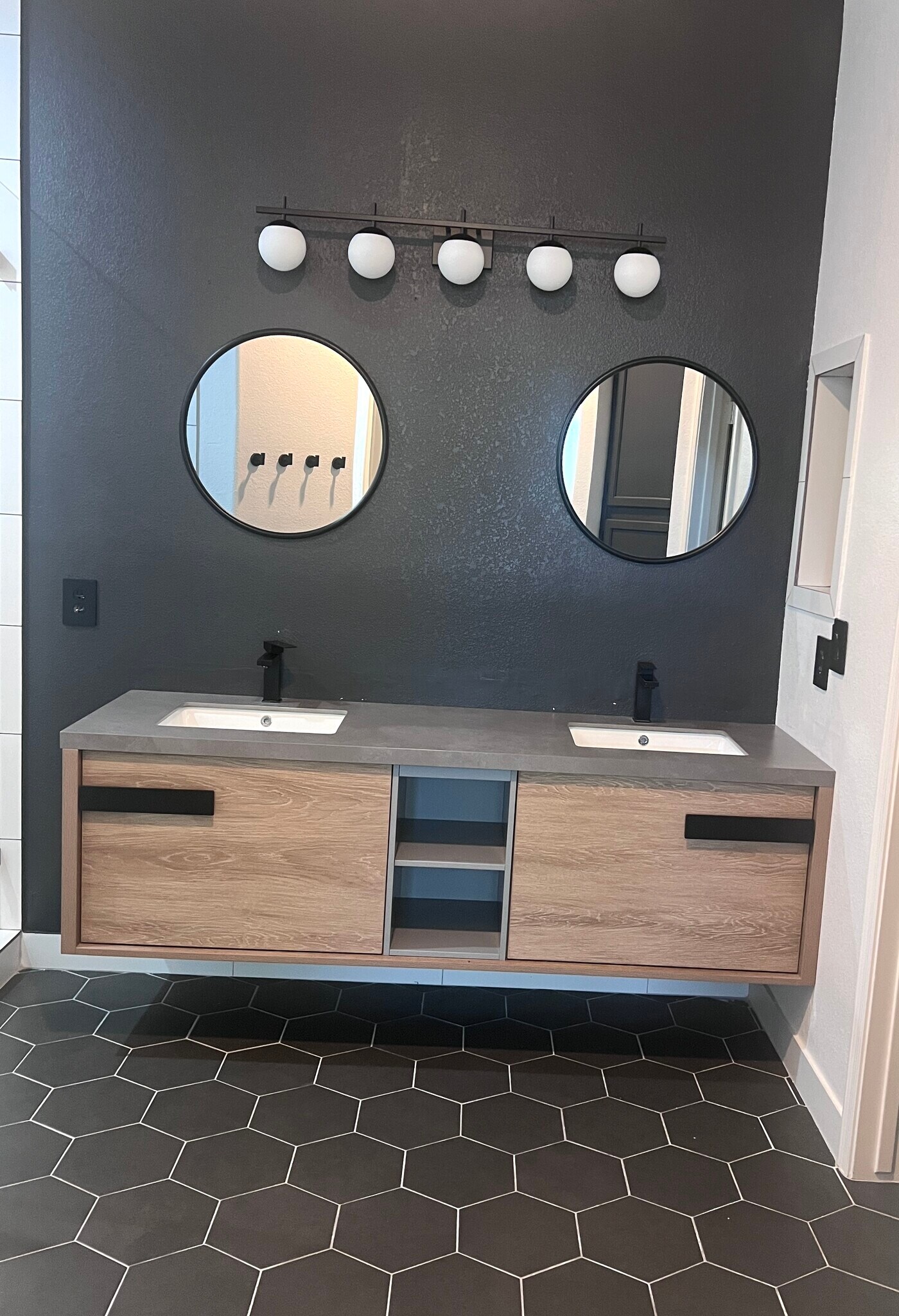 Master Bathroom - 1501 E Princeton Ave