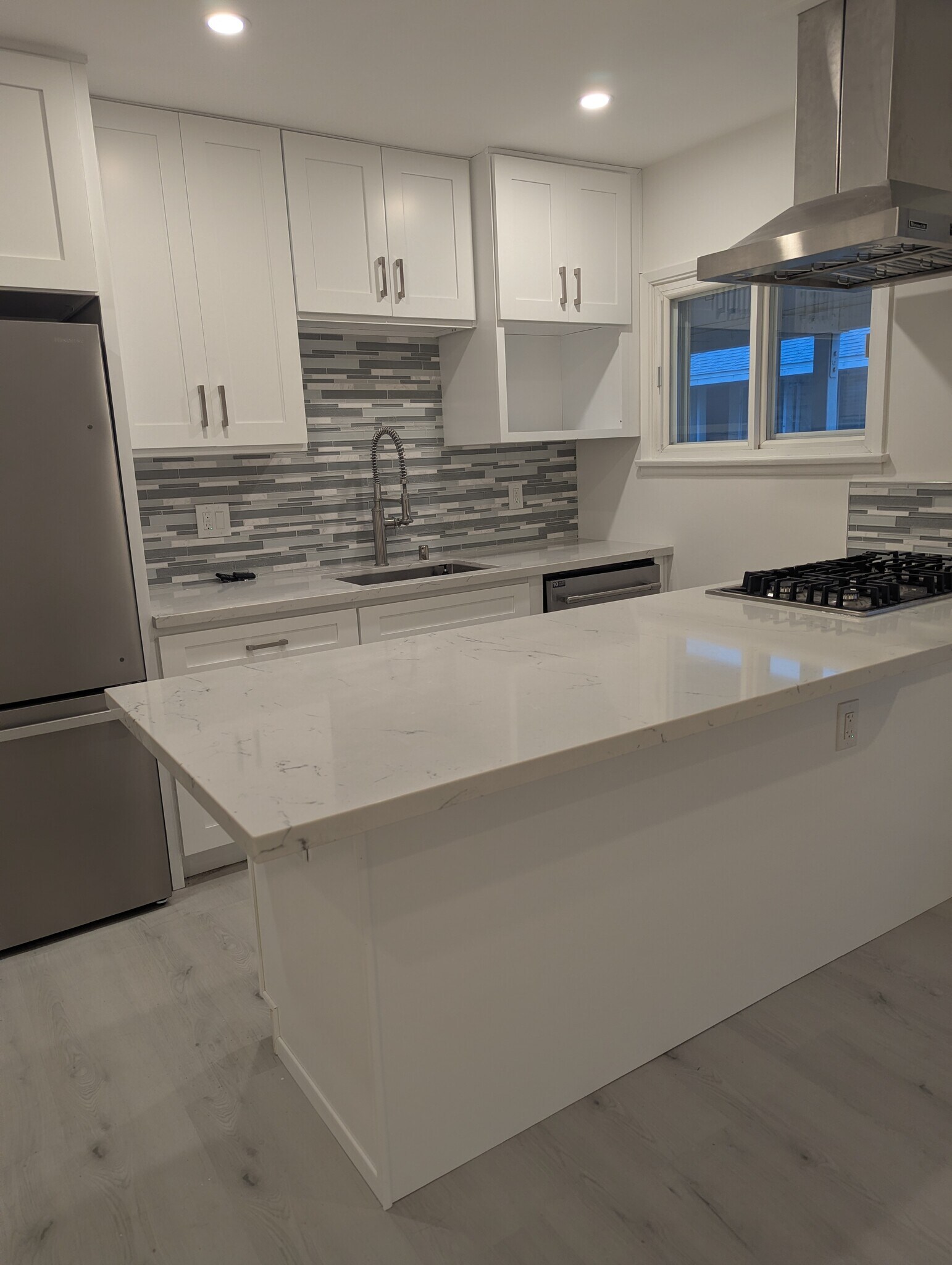 Building Photo - 1906 N Hollywood Way