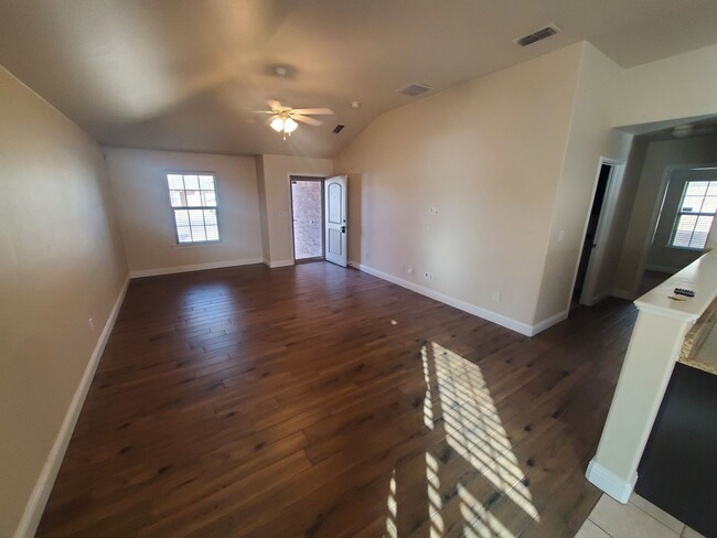 Building Photo - Spacious and Gorgeous 3/2 in Southwest Lub...