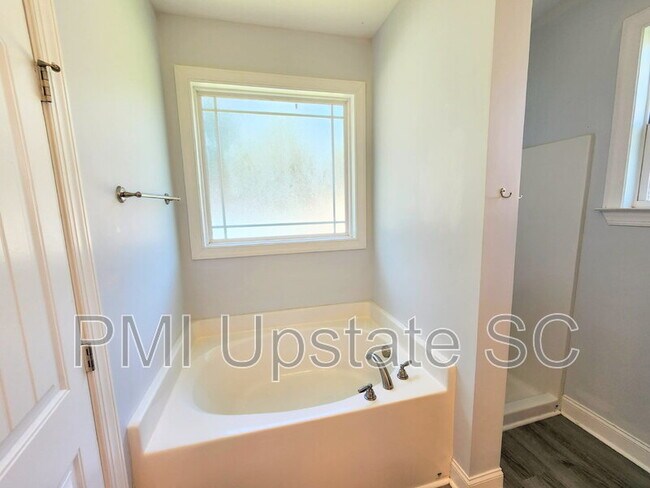 Building Photo - 1039 Blythwood Dr