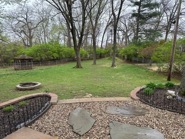 Building Photo - 3 Bedroom 2 Bathroom in Parkway North School District!