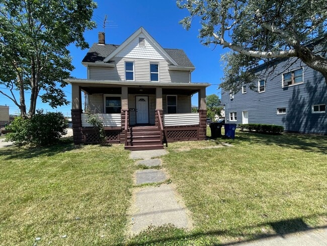 Building Photo - 4 bedroom home ready now!