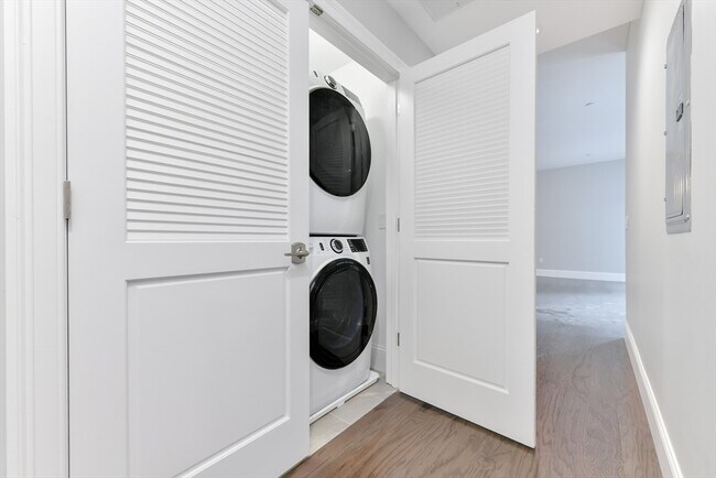 Building Photo - 8 Sanborn St