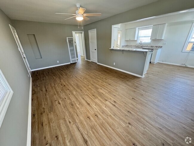 Building Photo - 2014 N Parish Pl