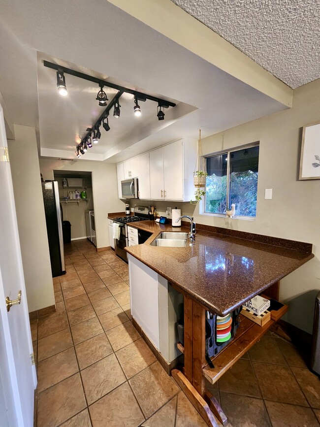 Building Photo - 104 Boysenberry Ln