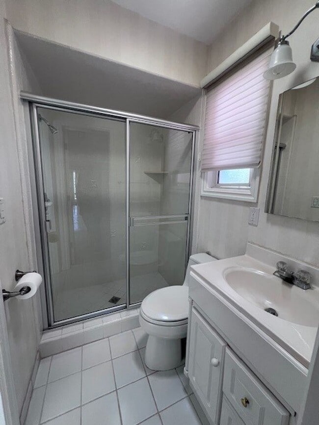 Building Photo - Charming 3 bedroom/ 2 bath single-family home