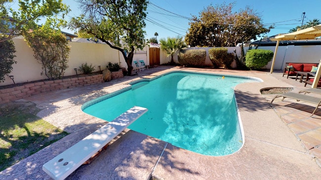 Building Photo - 6231 E Rose Cir Dr