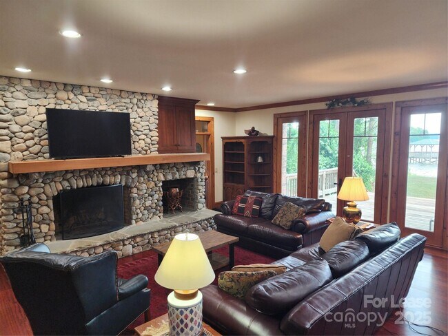 Building Photo - 16946 Belle Isle Dr