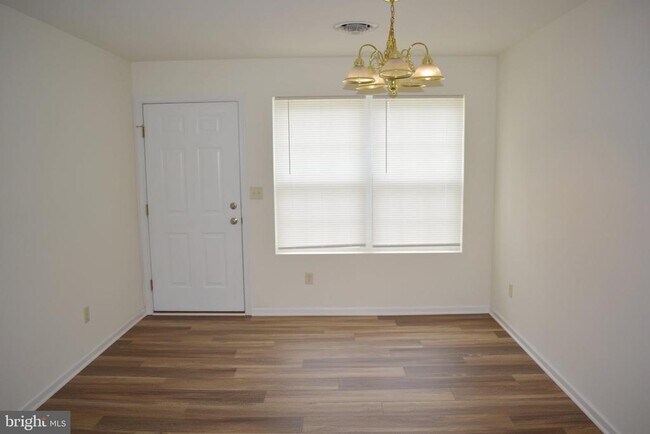 Building Photo - 2752 Roosevelt Dr