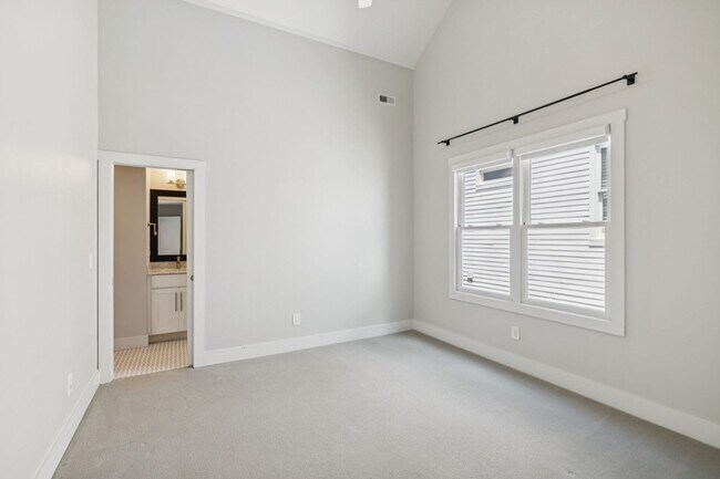 Building Photo - 2310 Vaulx Ln