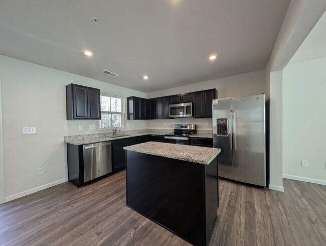 Building Photo - Pristine Townhome located in the North End Commons Community!