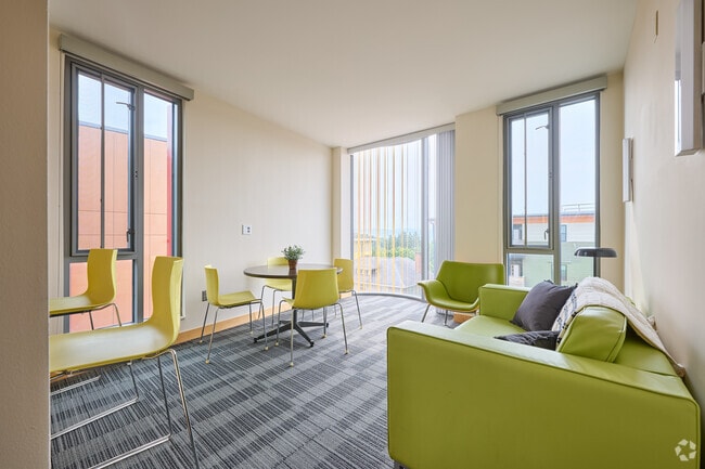 Building Photo - Central Collegetown - College Townhouse