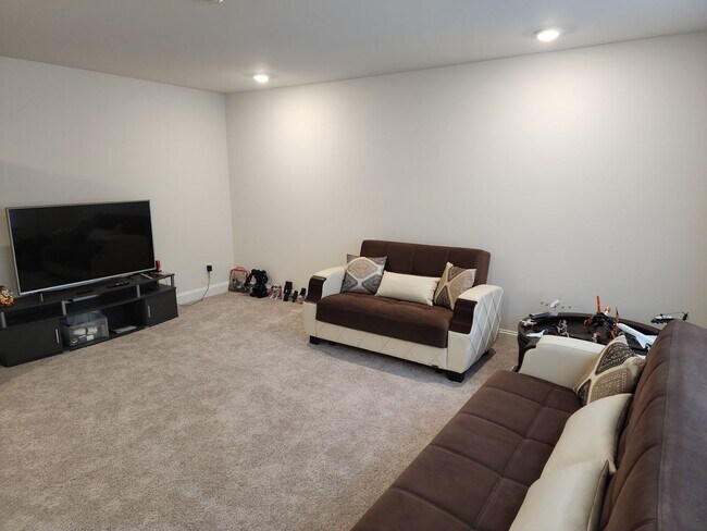 Building Photo - Like New Single Family Home minutes from B...