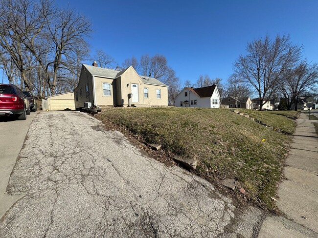 Building Photo - 2 bedroom, 2 bath with 2 car detached garage.