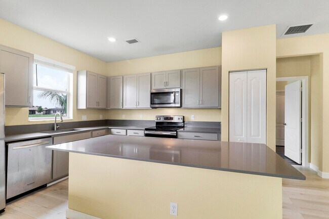 Building Photo - 8292 NW Greenbank Cir