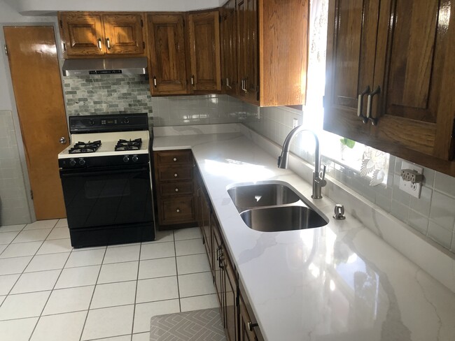 Building Photo - 3700 January Ave