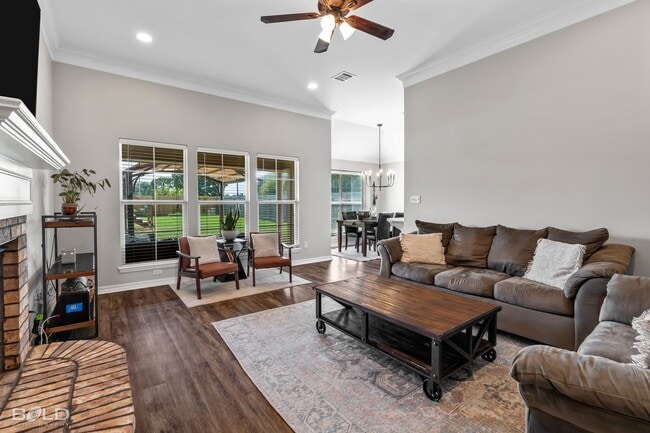 Building Photo - Check Out this 4 bed 2 bath