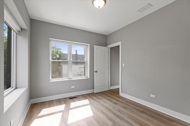 Building Photo - 3701 W Diversey Ave