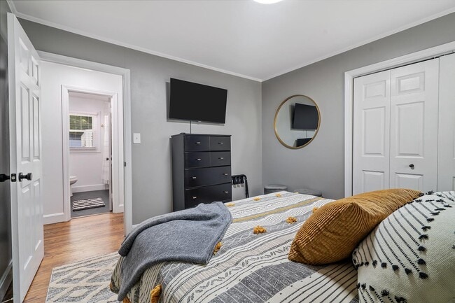 Queen Bedroom - 3415 Pinehill Rd