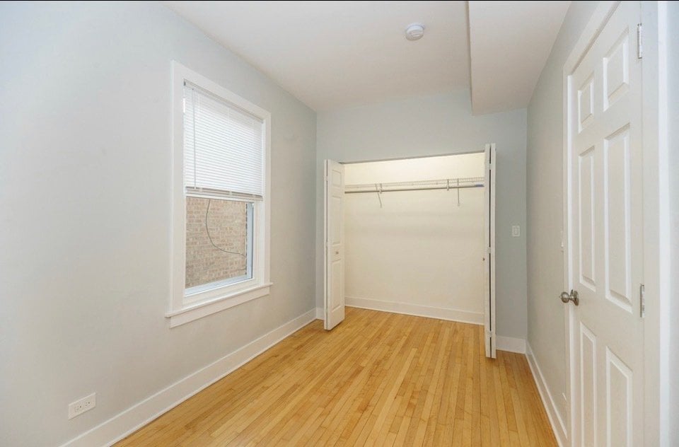 Building Photo - 5422 W Wrightwood Ave