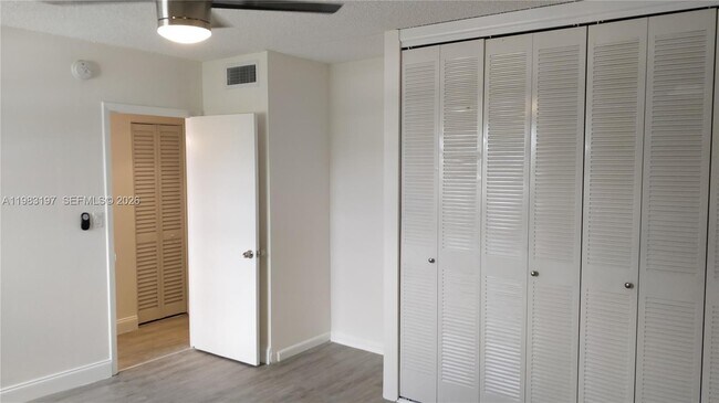 Building Photo - 1975 NE 135th St