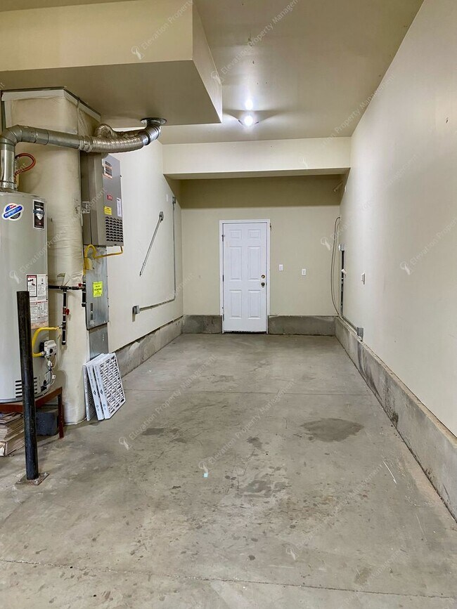 Building Photo - Spacious Corner Home in Prime SW Bend Loca...