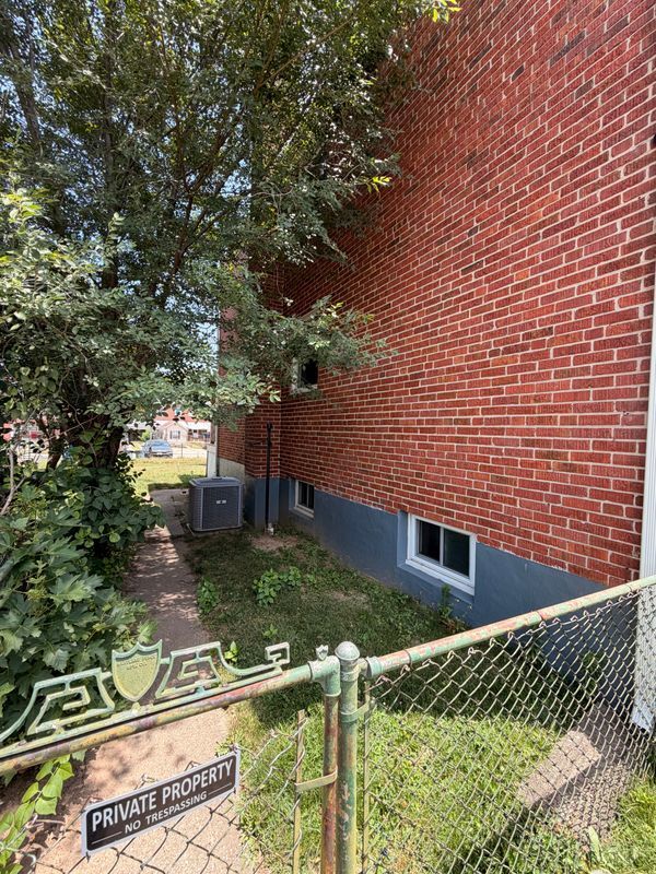 Building Photo - 2717 Creston Rd