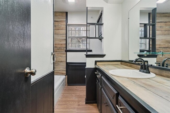 Building Photo - 1420 NE 8th St