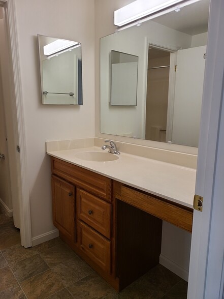 Upstairs bathroom - view 3 - 1207 Brice Sq