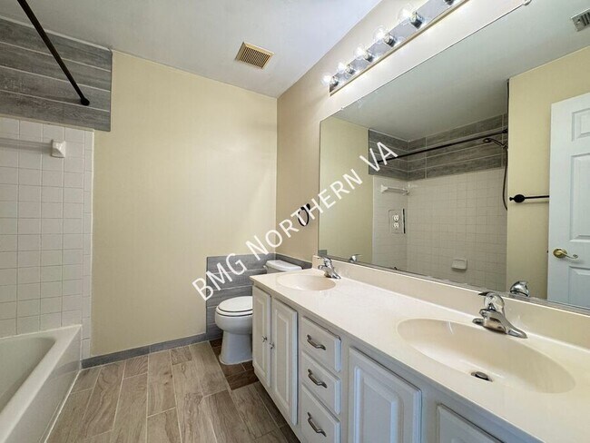 Building Photo - 10230 Magnolia Grove Dr