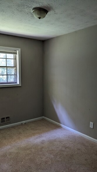 Building Photo - 2741 Williamsburg Dr