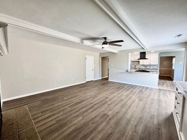 Building Photo - A Ranch Home In Great Neck!  Ready NOW!  P...