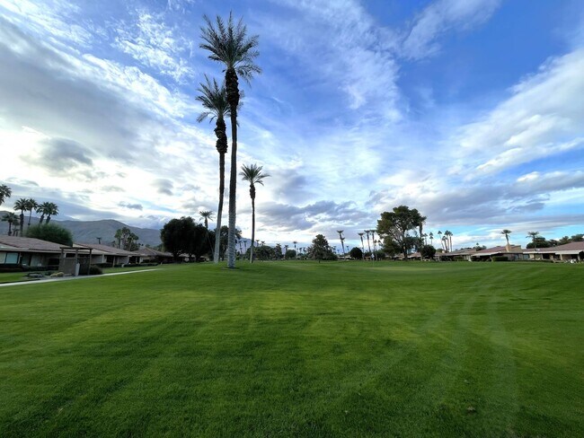 Building Photo - AVAILABLE NOW!  3 Bedroom 2 Bathroom Condo in Sunrise Country Club