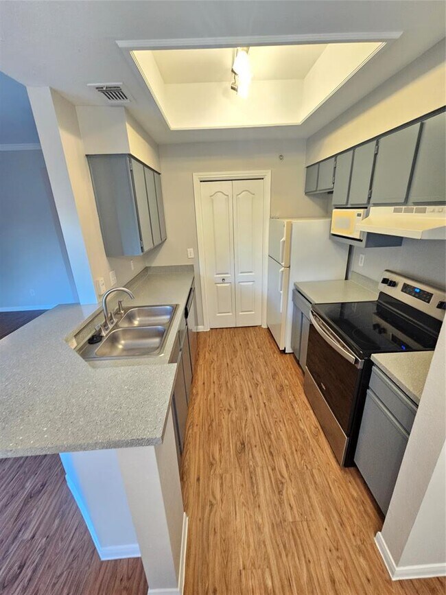 Building Photo - 6000 Shepherd Mountain Cove
