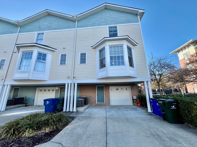 Building Photo - Beautiful end-unit townhome in the coastal...