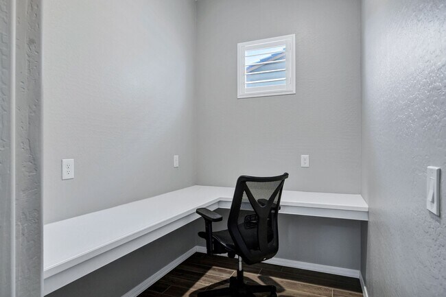 Building Photo - Spacious 5 Bedroom Home for Rent in East Mesa