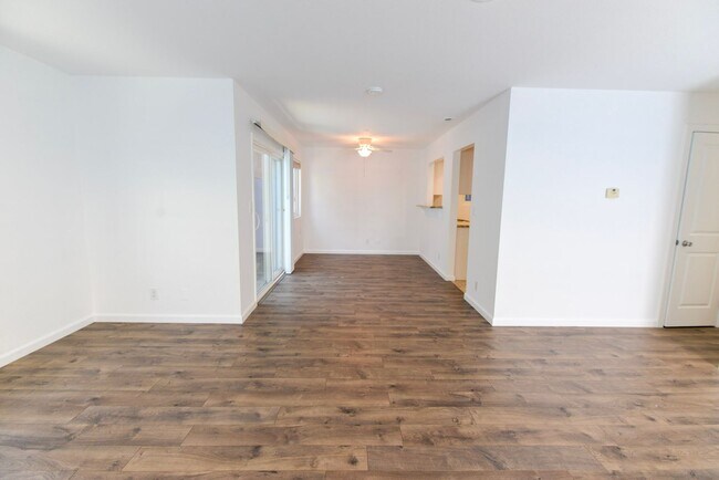 Building Photo - 257 Avenida Victoria